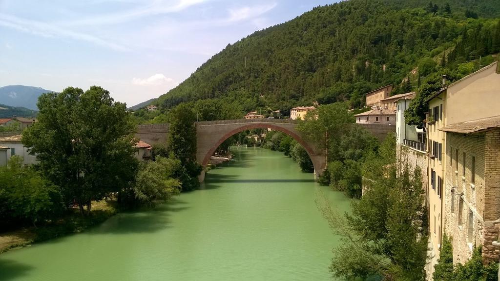フォッソンブローネ La Finestra Sul Fiume Bed & Breakfast エクステリア 写真